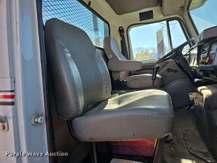 image for item DW3072 1998 International 4700 flatbed truck