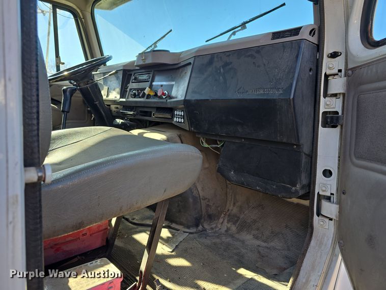 image for item DW3072 1998 International 4700 flatbed truck