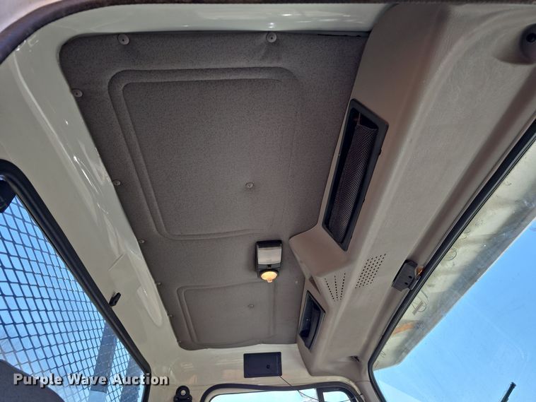 image for item DW3072 1998 International 4700 flatbed truck