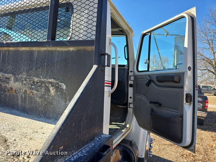 image for item DW3072 1998 International 4700 flatbed truck