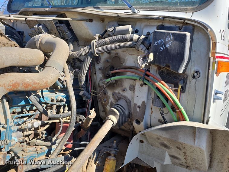 image for item DW3072 1998 International 4700 flatbed truck