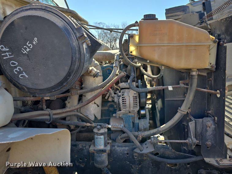 image for item DW3072 1998 International 4700 flatbed truck