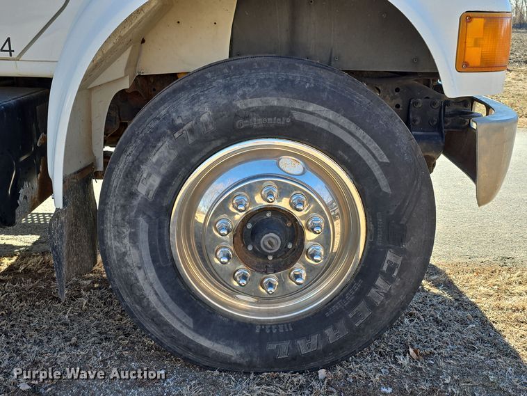 image for item DW3072 1998 International 4700 flatbed truck