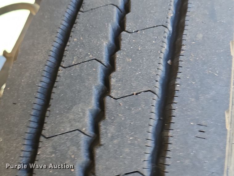 image for item DW3072 1998 International 4700 flatbed truck