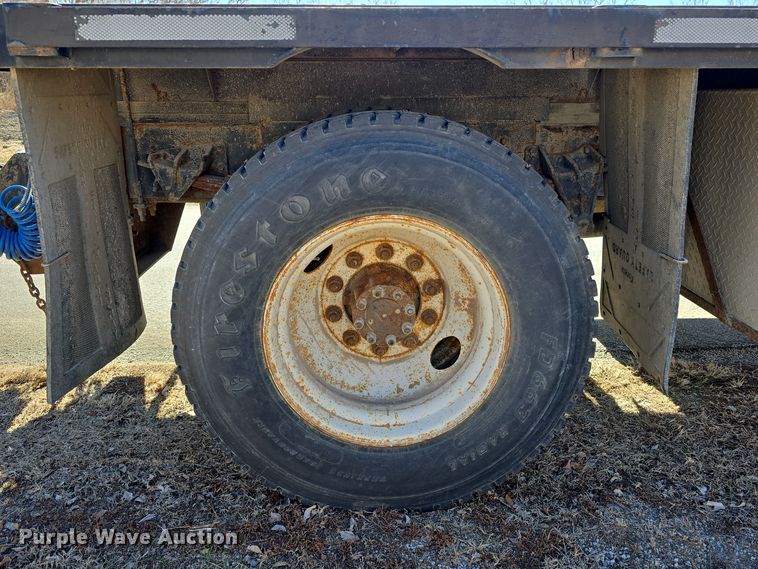 image for item DW3072 1998 International 4700 flatbed truck