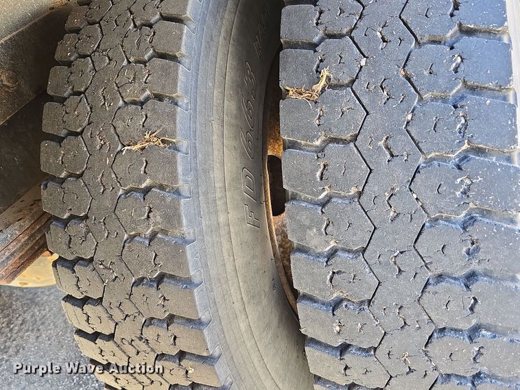 image for item DW3072 1998 International 4700 flatbed truck