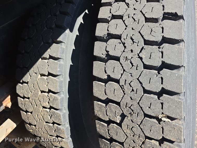 image for item DW3072 1998 International 4700 flatbed truck