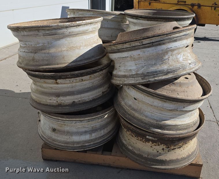 image for item DW3078 (15) R22.5 wheels