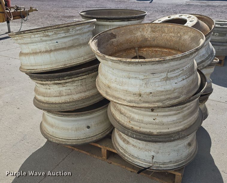 image for item DW3078 (15) R22.5 wheels