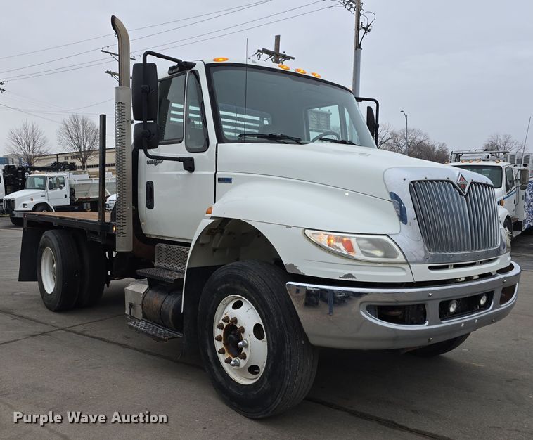 image for item DW3089 2013 International DuraStar 4300 flatbed truck