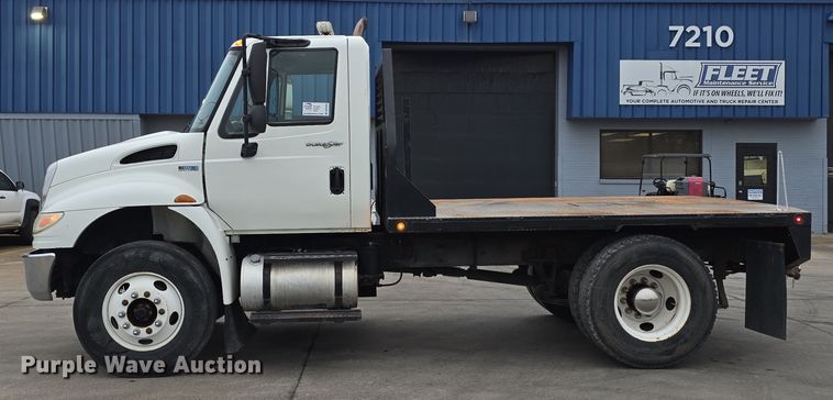 image for item DW3089 2013 International DuraStar 4300 flatbed truck