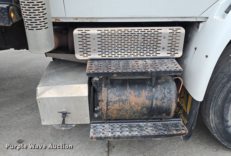 image for item DW3089 2013 International DuraStar 4300 flatbed truck