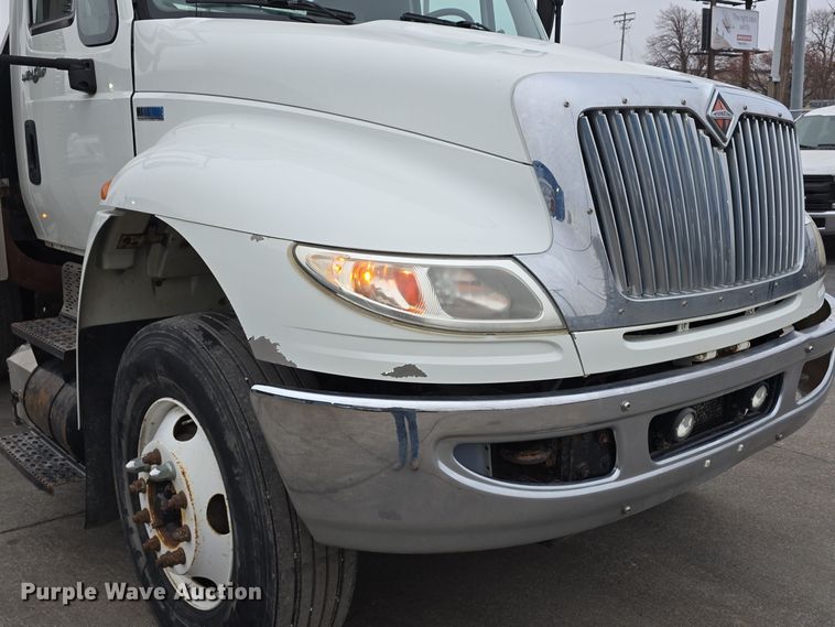 image for item DW3089 2013 International DuraStar 4300 flatbed truck