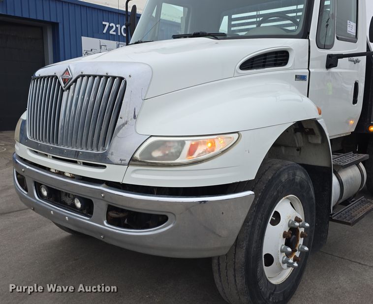 image for item DW3089 2013 International DuraStar 4300 flatbed truck