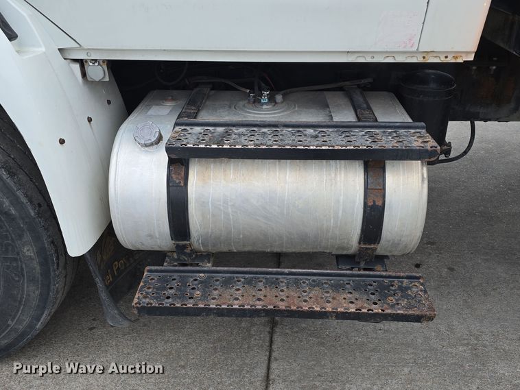 image for item DW3089 2013 International DuraStar 4300 flatbed truck