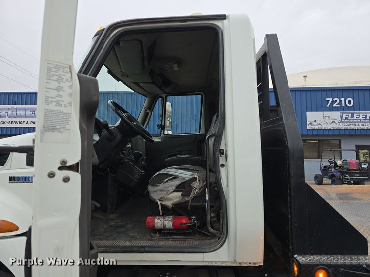 image for item DW3089 2013 International DuraStar 4300 flatbed truck