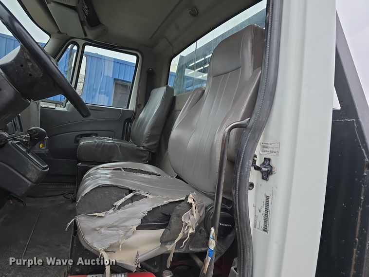 image for item DW3089 2013 International DuraStar 4300 flatbed truck