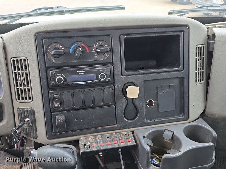 image for item DW3089 2013 International DuraStar 4300 flatbed truck