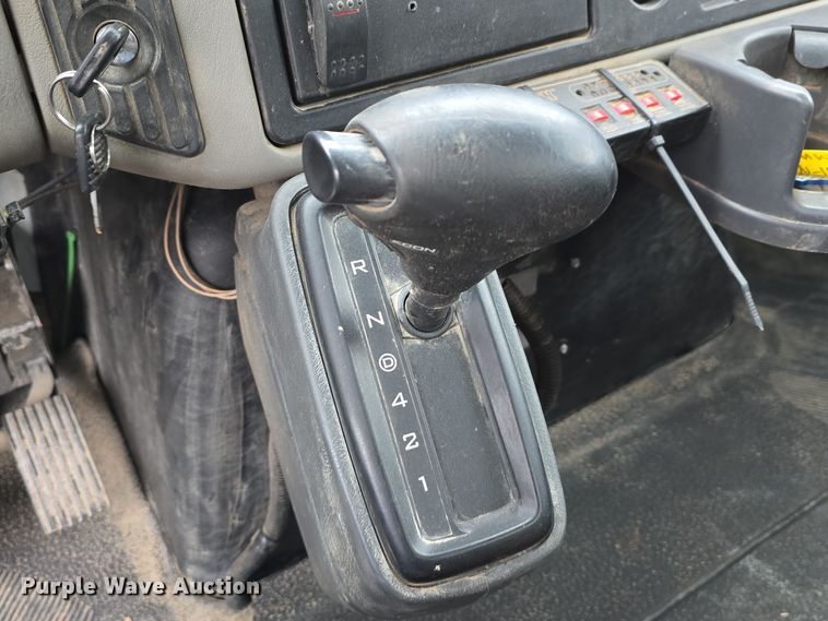 image for item DW3089 2013 International DuraStar 4300 flatbed truck