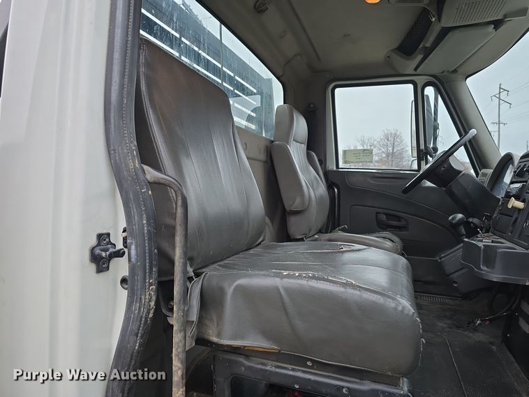 image for item DW3089 2013 International DuraStar 4300 flatbed truck