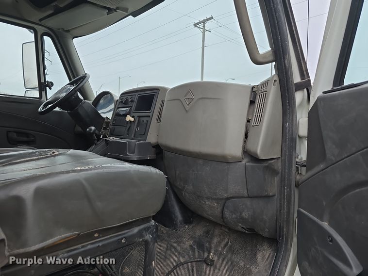 image for item DW3089 2013 International DuraStar 4300 flatbed truck