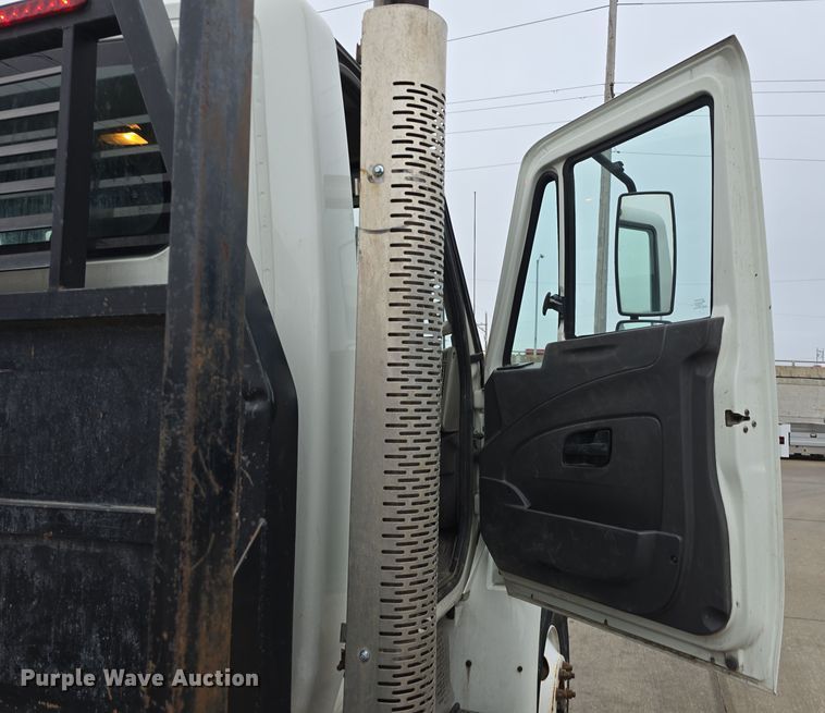 image for item DW3089 2013 International DuraStar 4300 flatbed truck