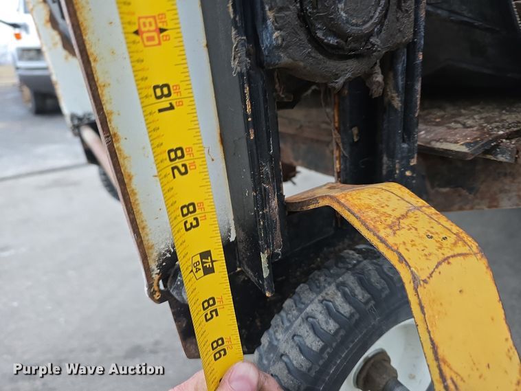 image for item DW3091 2000 Freightliner FL70 rock slinger truck