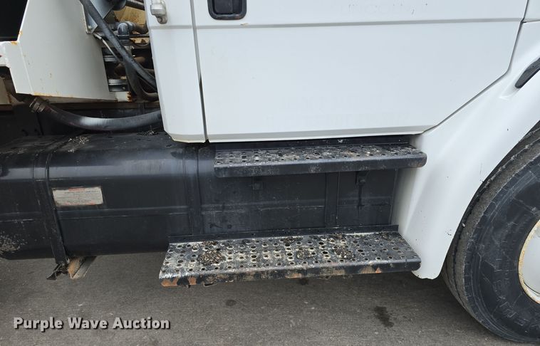 image for item DW3091 2000 Freightliner FL70 rock slinger truck