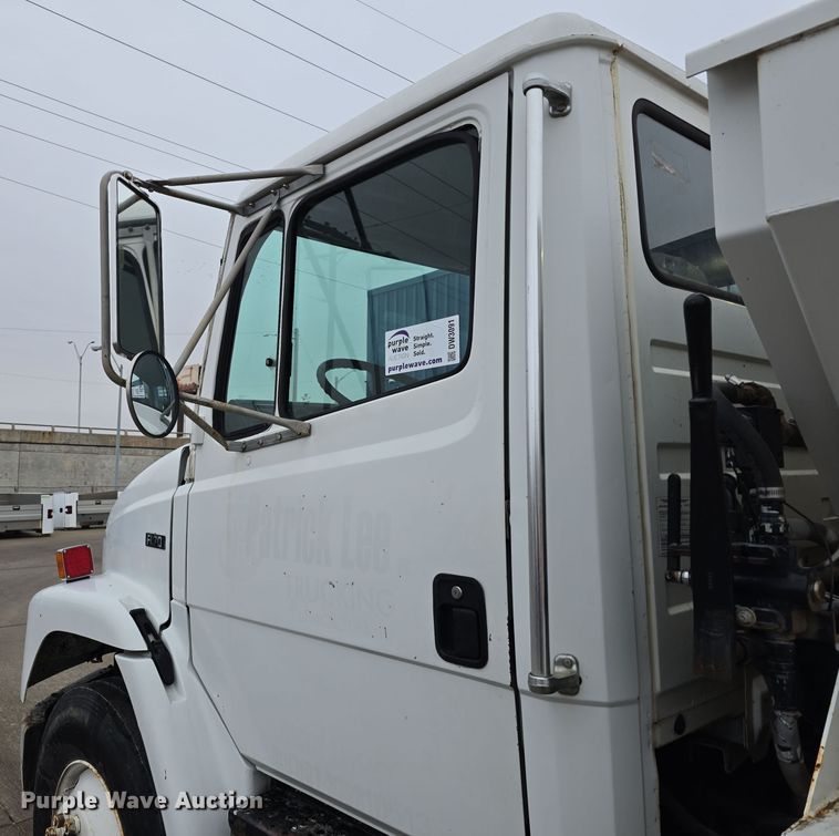 image for item DW3091 2000 Freightliner FL70 rock slinger truck
