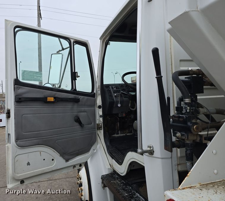 image for item DW3091 2000 Freightliner FL70 rock slinger truck