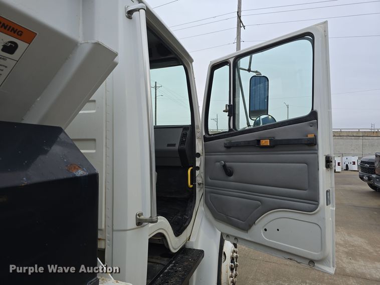 image for item DW3091 2000 Freightliner FL70 rock slinger truck