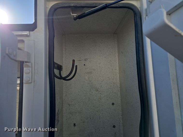 image for item DW3092 2017 Ford F550 Super Duty XL utility / service truck