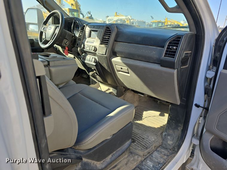 image for item DW3092 2017 Ford F550 Super Duty XL utility / service truck