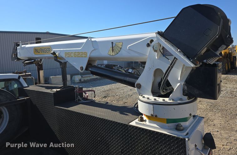 image for item DW3093 2011 Ford F750 Super Duty XLT utility / service truck