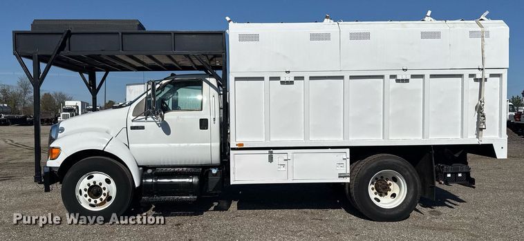 image for item EG2238 2011 Ford F750 Super Duty chipper truck