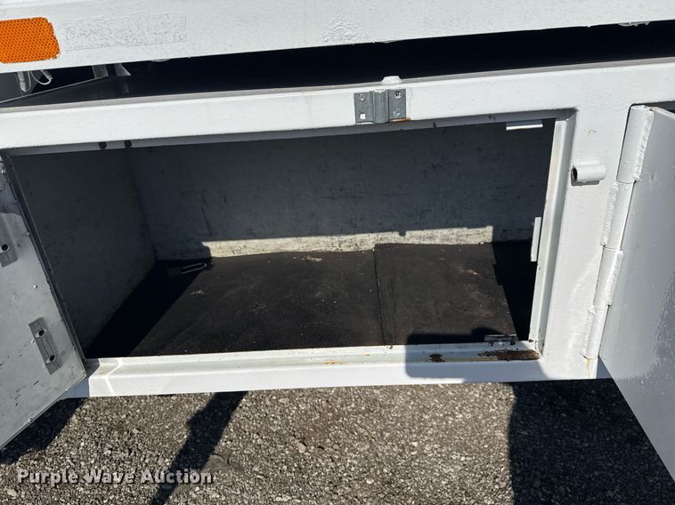 image for item EG2238 2011 Ford F750 Super Duty chipper truck