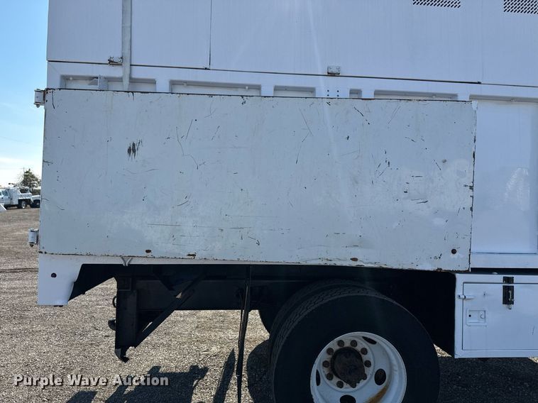image for item EG2238 2011 Ford F750 Super Duty chipper truck