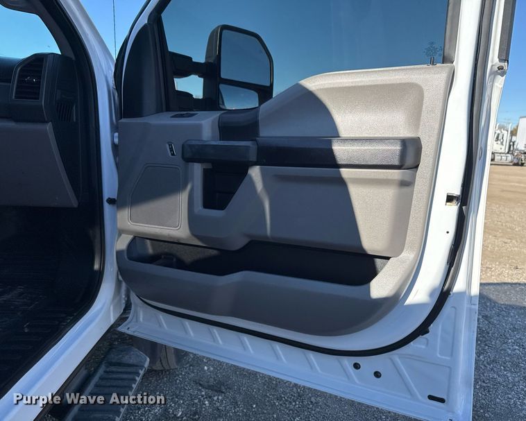 image for item EG2486 2017 Ford F450 Super Duty utility / service truck