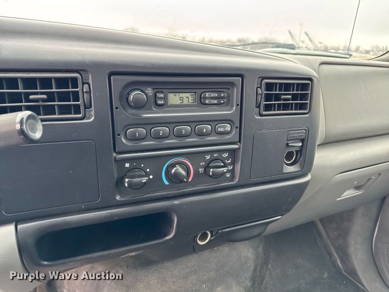 image for item EG7155 2003 Ford F650 Super Duty box truck