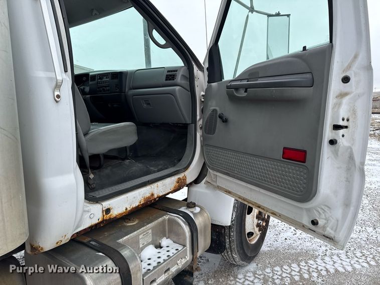 image for item EG7155 2003 Ford F650 Super Duty box truck