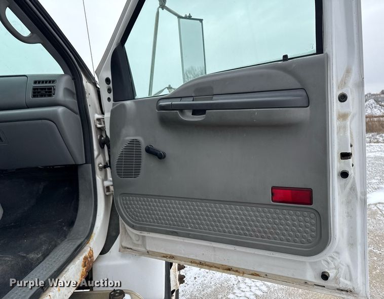 image for item EG7155 2003 Ford F650 Super Duty box truck