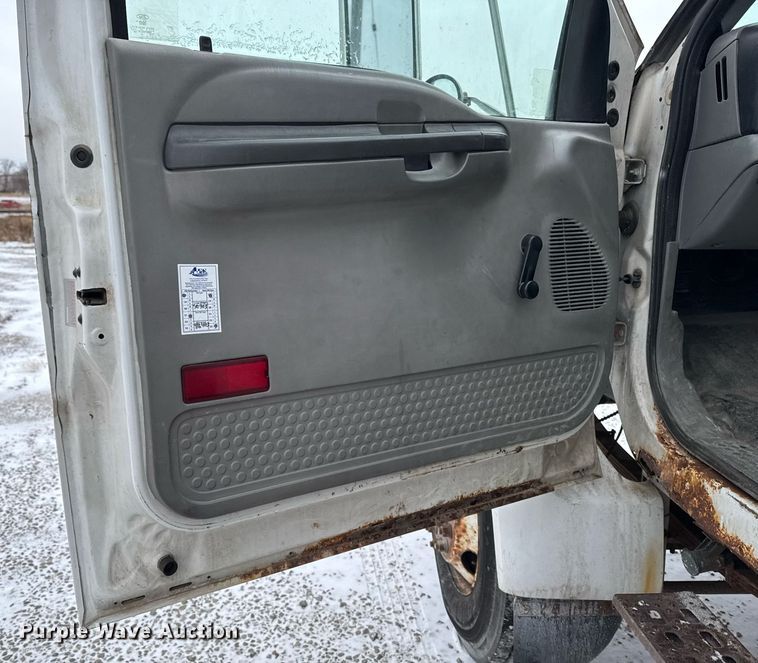 image for item EG7156 2002 Ford F650 Super Duty box truck