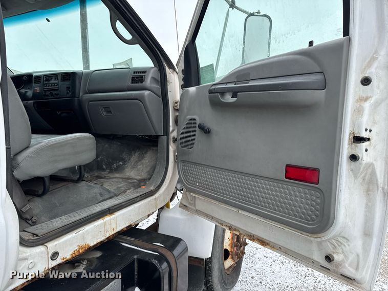 image for item EG7156 2002 Ford F650 Super Duty box truck