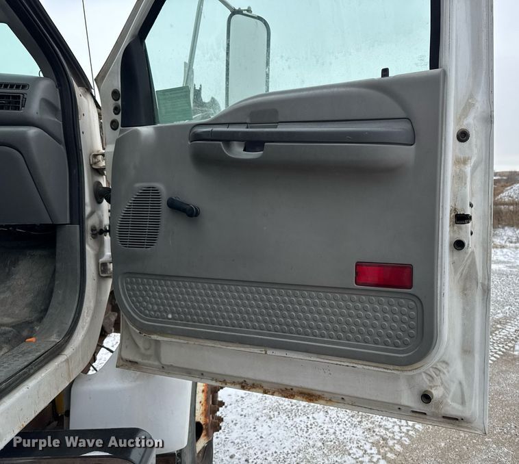 image for item EG7156 2002 Ford F650 Super Duty box truck