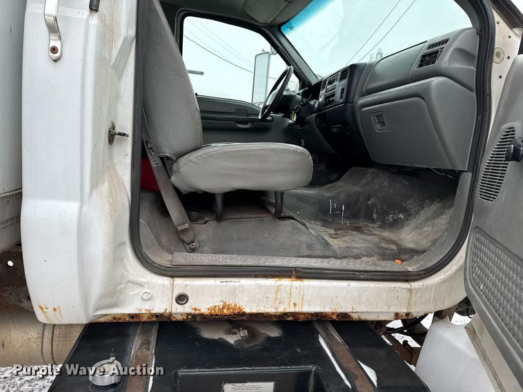 image for item EG7156 2002 Ford F650 Super Duty box truck