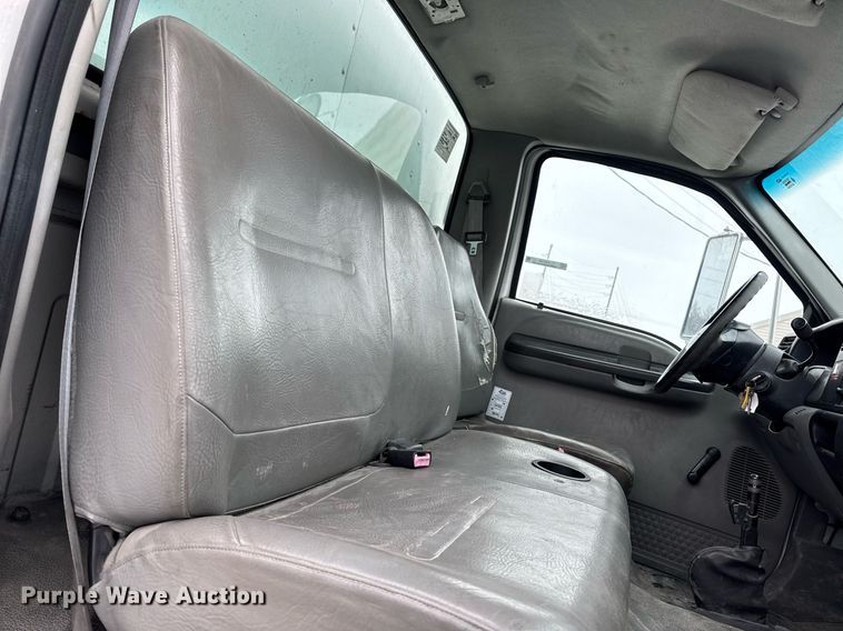 image for item EG7156 2002 Ford F650 Super Duty box truck