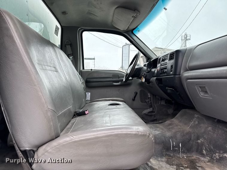 image for item EG7156 2002 Ford F650 Super Duty box truck