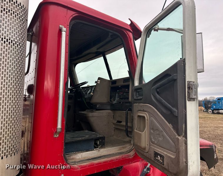 image for item EJ5263 2007 International 9200i SBA 6X4 dump truck