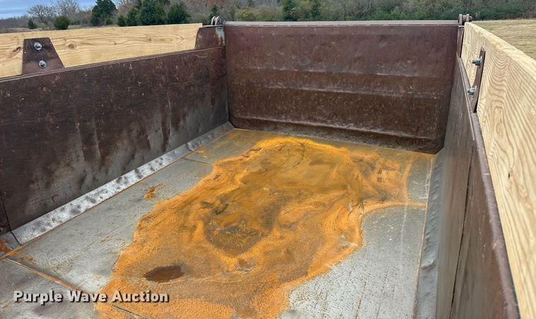 image for item EJ5264 1997 International 9200  dump truck