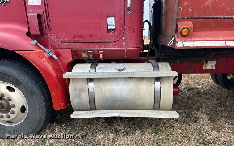 image for item EJ5264 1997 International 9200  dump truck